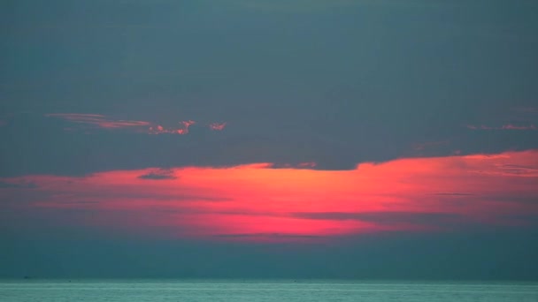 Nascer do sol volta ilha no oceano laranja céu vermelho lapso de tempo — Vídeo de Stock