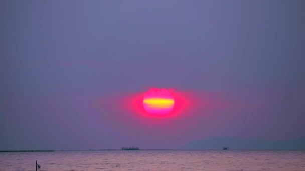 Puesta de sol cielo rojo hacia abajo en la nube en el mar y muchos barco de pesca que pasa el lapso de tiempo — Vídeos de Stock