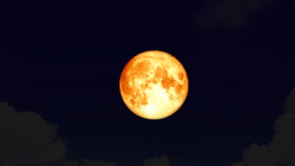 Zoom a sangre Luna atrás nube oscura y clara en el cielo nocturno — Vídeos de Stock