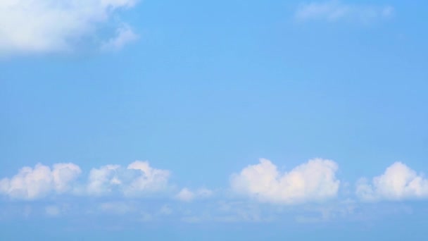 Beau ciel bleu avec des nuages blancs doux se déplaçant en saison estivale — Video