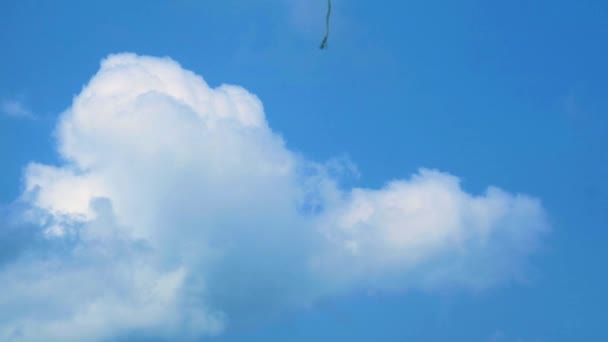 Красивые кучи голубого неба с белыми облаками движется в летний сезон — стоковое видео