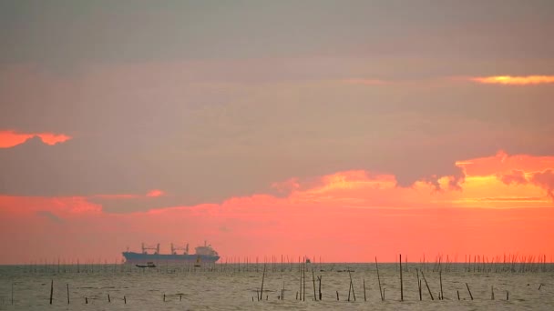 Parking du cargo sur la mer et nuage de coucher de soleil sur le sky1 — Video