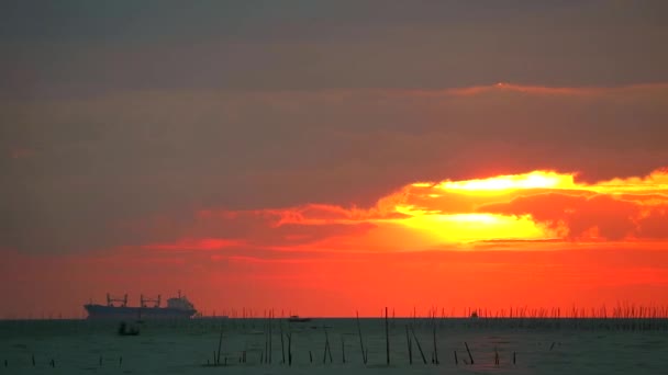 Pôr do sol navio de carga céu e luz solar de volta na nuvem silhueta — Vídeo de Stock