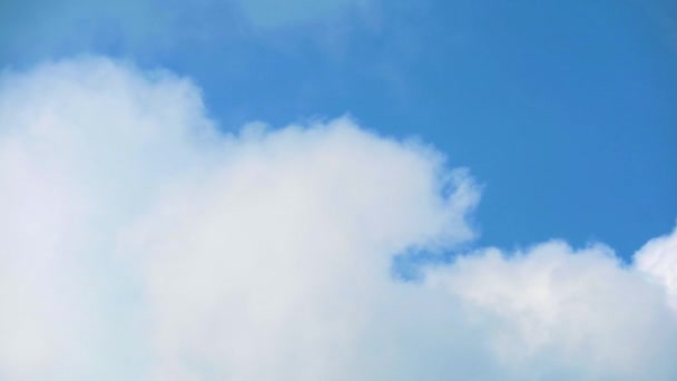 Красивое голубое небо с белыми облаками, движущимися в летний сезон — стоковое видео