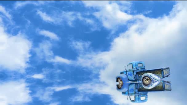 Estacionamento de carro azul e espelho de reflexão nuvem e superfície de água no lago — Vídeo de Stock