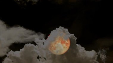 Dolunay gece gökyüzünde yükseliyor ve kara bulut hareket ediyor.