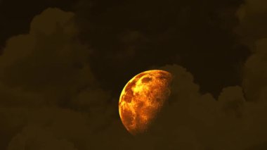 Gece gökyüzünde yarım ay yükselir ve turuncu bulut hareket eder.
