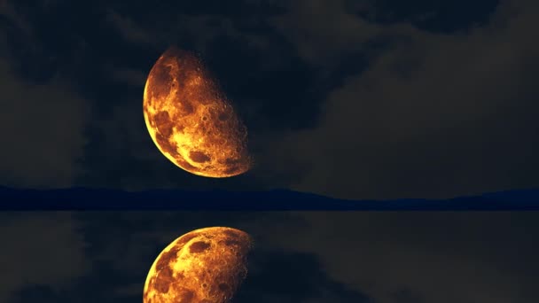 Αντανάκλαση μισό φεγγάρι αυξάνεται στο σκοτεινό ουρανό πάνω από τη λίμνη — Αρχείο Βίντεο