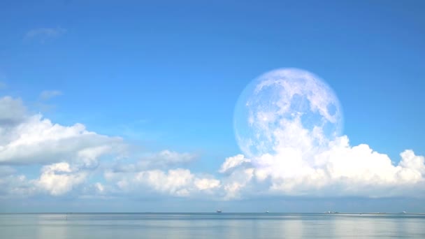Super φεγγάρι πίσω θολώνουν λευκό σύννεφο πάνω από τη θάλασσα — Αρχείο Βίντεο