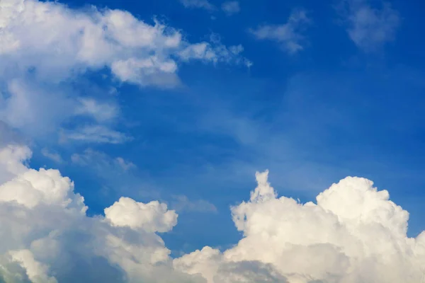 Céu Azul Puro Claro Nuvem Branca Luz Solar Brilhante Dia — Fotografia de Stock