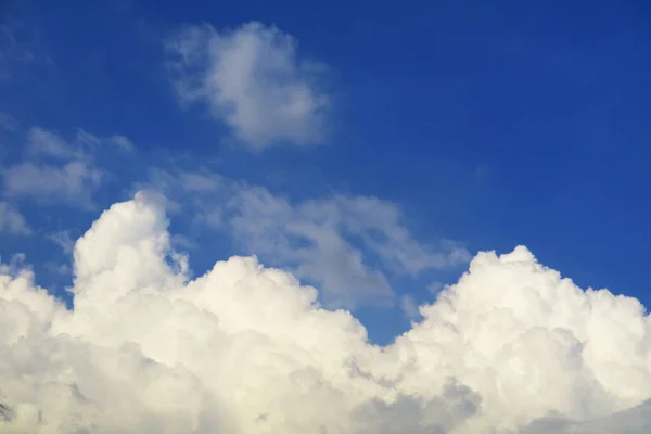 Rein Klaren Blauen Himmel Häufen Weiße Wolken Und Sonnenlicht Glänzend — Stockfoto