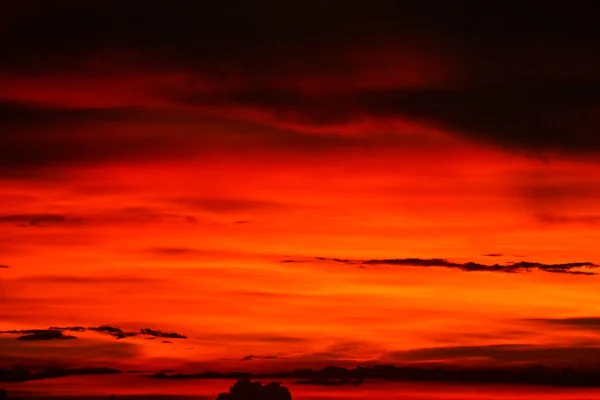 Zachód Słońca Ostatnim Jasnoczerwonym Niebie Sylwetka Chmura Wieczorem — Zdjęcie stockowe