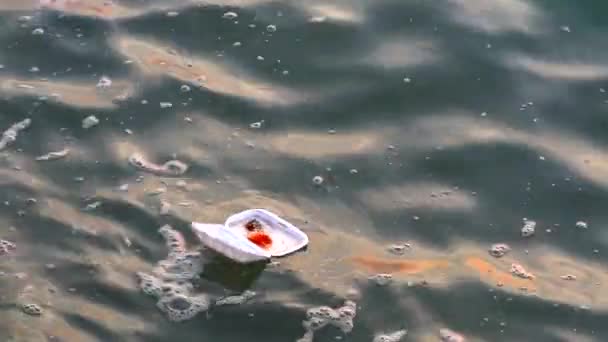 Skum har flyter på havsytan är miljöproblem — Stockvideo