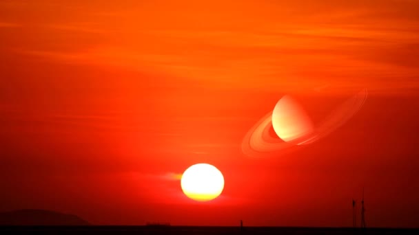 Saturno en el cielo del atardecer y la nube amarilla clara que se mueve pasan sobre el mar — Vídeos de Stock