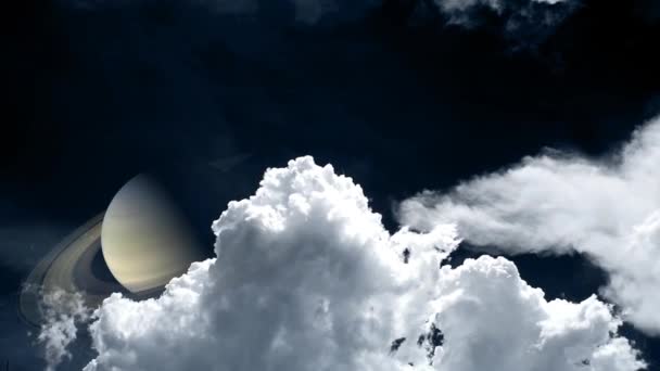 Сатурн на нічному небі і розмиті купи білих хмар, що рухаються. — стокове відео