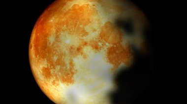 Gece gökyüzünde süper dolu kan ve geçen açık siyah bulut