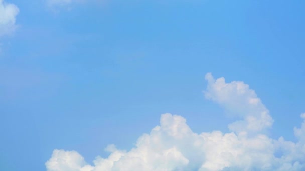 Прекрасное голубое небо с мягкими облаками, движущимися в летний сезон — стоковое видео