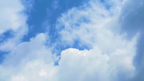 Красивое чистое голубое небо с белыми облаками, движущимися в летний сезон — стоковое видео