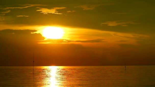 Gün batımı yansıması deniz yüzeyinde ve gökyüzünde bulut — Stok video