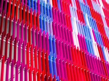 akrilik plastik kaplama iç tasarım, beyaz sağ köşe, mavi pembe renkli konsept tasarım deseni