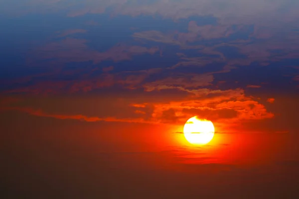 夕阳西下的蓝色 红色的轮廓天空又回到了云彩上 — 图库照片