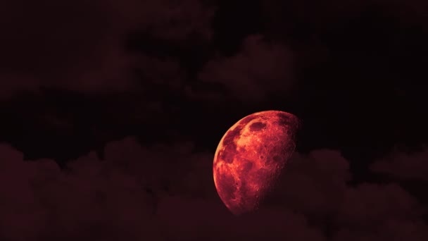 Μισό κόκκινο φεγγάρι αίματος αυξάνεται στο νυχτερινό ουρανό και κόκκινο σύννεφο κινείται πέρασμα — Αρχείο Βίντεο
