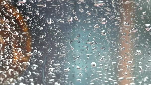 Panoramique et fermer la goutte de pluie sur le verre de la fenêtre — Video