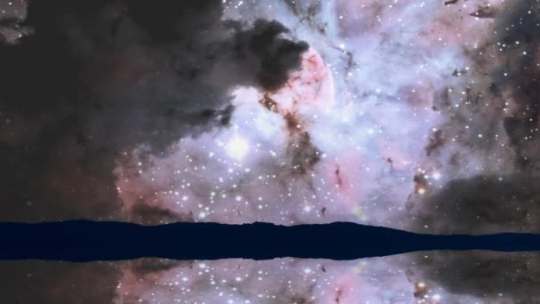 湖面上漆黑的天空上泛起的星云反射镜 — 图库视频影像
