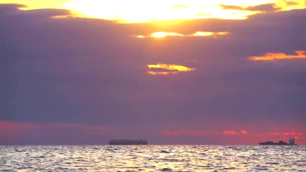 Zonsondergang op de zee en vrachtschip parkeren in de buurt van de zeehaven — Stockvideo