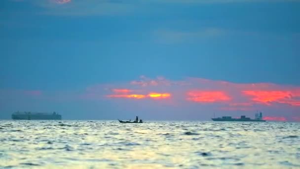 Ηλιοβασίλεμα στη θάλασσα και εστίαση στο αλιευτικό σκάφος — Αρχείο Βίντεο