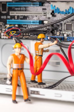 Hata düzeltme kavramı ya da onarmak senin bilgisayar. Minyatür oyuncak anakart üzerinde sabitleme hata mühendisler. Yakın çekim görünümü.