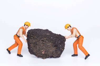 Büyük bir kaya çekerek minyatür oyuncak işçi