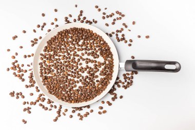 Güzel kokulu kızarmış kahve çekirdekleri. Beyaz bir arka plan üzerinde izole. Yan ve üstten görünüm.