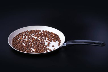 Güzel kokulu kızarmış kahve çekirdekleri. Siyah bir arka plan üzerinde izole.