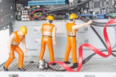 Hata düzeltme kavramı ya da onarmak senin bilgisayar. Minyatür oyuncak anakart üzerinde sabitleme hata mühendisler. Yakın çekim görünümü.