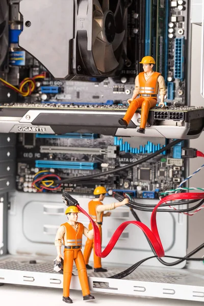 Hata düzeltme kavramı ya da onarmak senin bilgisayar. Minyatür oyuncak anakart üzerinde sabitleme hata mühendisler. Yakın çekim görünümü.