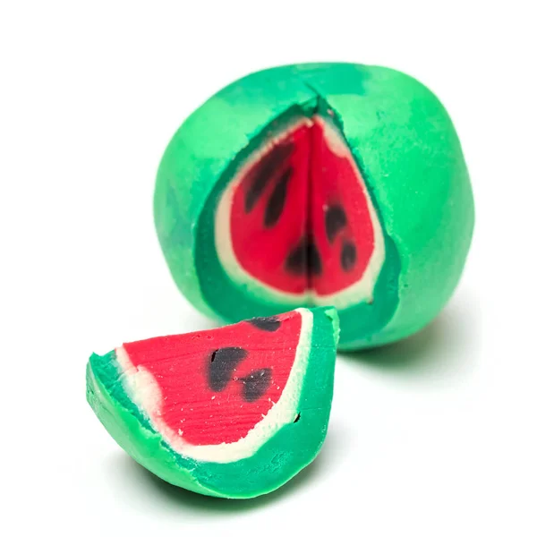 Πλαστελίνη καρπούζι φρέσκα φρούτα. Μοντελοποίηση καρπούζι πηλό που απομονώνονται σε λευκό φόντο. — Φωτογραφία Αρχείου