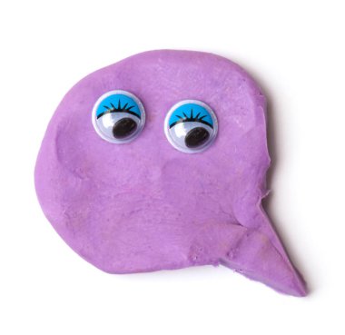 Hamuru mavi konuşma balonu. Modelleme kil el yapımı beyaz arka plan üzerinde izole bulut konuşmak.