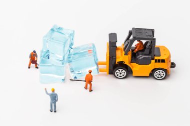 Minyatür insanlar. Minyatür işçi buz soğuk içecekler için kaldırma.