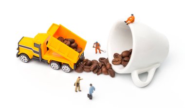 Minyatür işçi kahve çekirdekleri boşaltın. Kahve Saati kavramı.