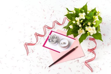 Yüzük beyaz arka plan üzerinde için boş kart, zarf ve Hediyelik kutu