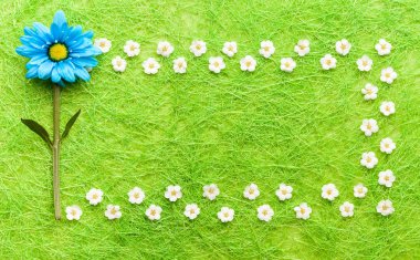 Yeşil zemin üzerine mavi ve beyaz çiçekler. Çiçek açan kavramı. Düz yatıyordu.
