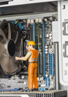 Minyatür insanlar. Hata düzeltme kavramı ya da onarmak senin bilgisayar. Minyatür oyuncak anakart üzerinde sabitleme hata mühendisler. Yakın çekim görünümü.