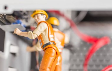 Minyatür insanlar. Hata düzeltme kavramı ya da onarmak senin bilgisayar. Minyatür oyuncak anakart üzerinde sabitleme hata mühendisler. Yakın çekim görünümü.