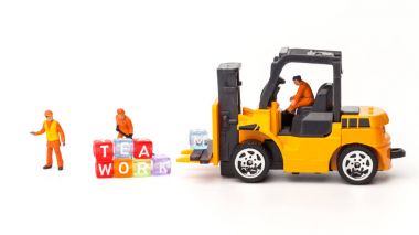 Minyatür insanlar. Herhangi bir sorun için toplu bir çözüm kavramı. Minyatür oyuncak işçi mektup 