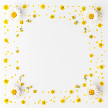 beyaz zemin üzerine sarı çiçek deseni. Düz yatıyordu.