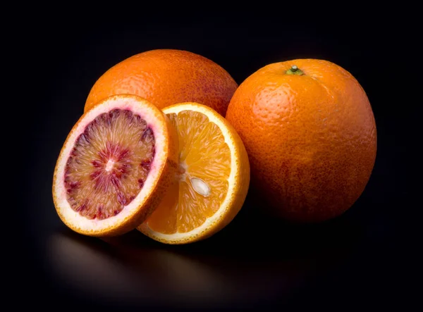Skład Sycylii Zwykłych Pomarańczy Całość Połowę Białym Tle Czarnym Tle — Zdjęcie stockowe