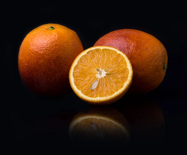 Skład Sycylii Zwykłych Pomarańczy Całość Połowę Białym Tle Czarnym Tle — Zdjęcie stockowe
