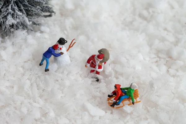 Miniaturní Lidé Santa Claus Děti Hrají Vánoce Šťastný Nový Rok — Stock fotografie