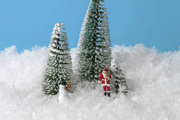 Миниатюрные Люди Санта Клаус Снеговик Концепция Рождества Нового Года — стоковое фото